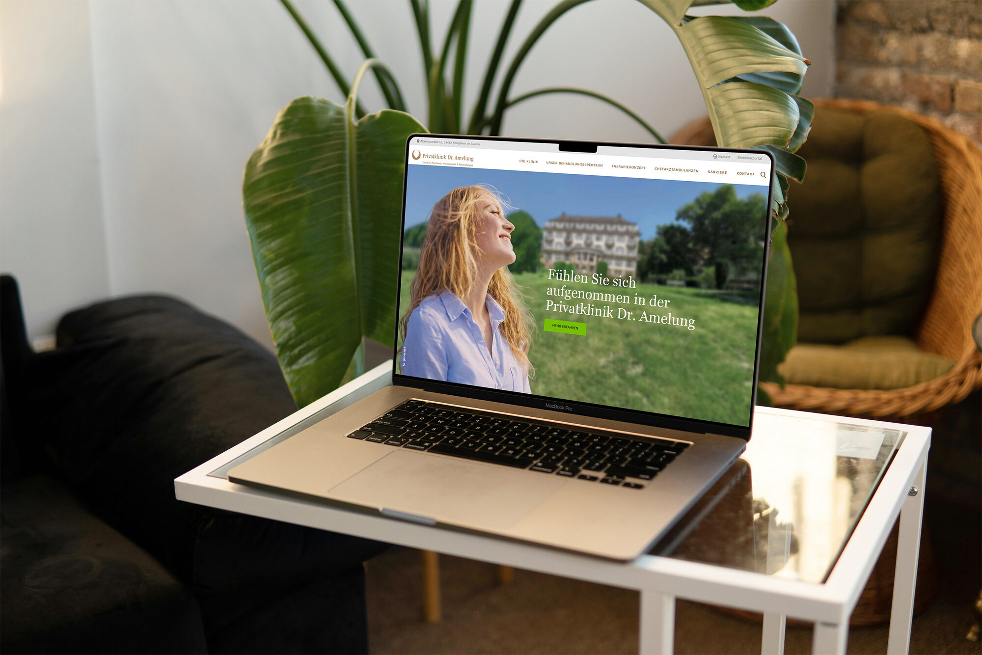 Website der Privatklinik Dr. Amelung auf einem MacBook